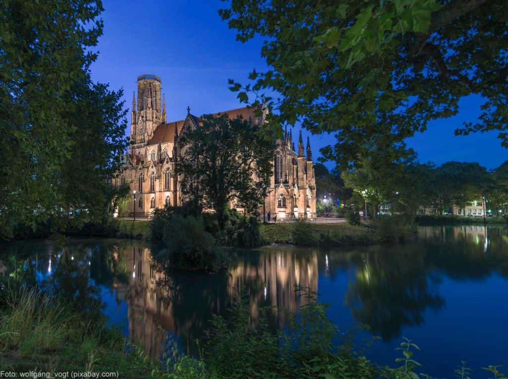 Johanneskirche Stuttgart am Abend